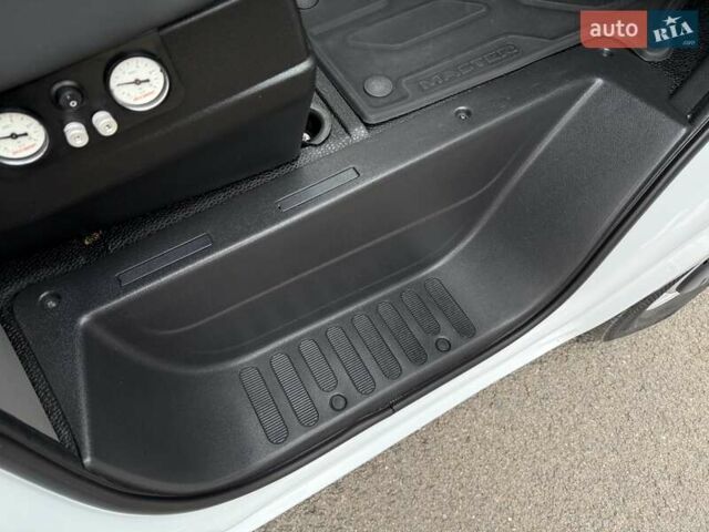 Белый Рено Мастер, объемом двигателя 2.3 л и пробегом 379 тыс. км за 17600 $, фото 57 на Automoto.ua