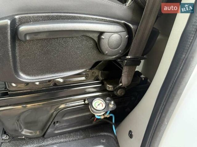 Белый Рено Мастер, объемом двигателя 2.3 л и пробегом 323 тыс. км за 16200 $, фото 15 на Automoto.ua