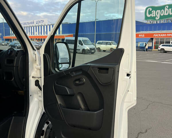 Белый Рено Мастер, объемом двигателя 2.3 л и пробегом 360 тыс. км за 25999 $, фото 38 на Automoto.ua