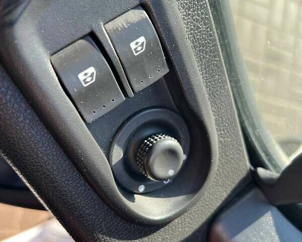 Білий Рено Мастєр, об'ємом двигуна 2.3 л та пробігом 405 тис. км за 17000 $, фото 26 на Automoto.ua