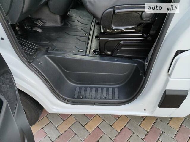 Белый Рено Мастер, объемом двигателя 2.3 л и пробегом 233 тыс. км за 17400 $, фото 23 на Automoto.ua