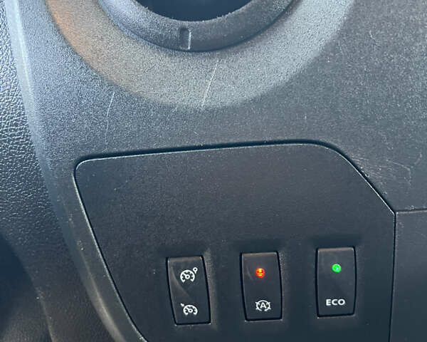 Белый Рено Мастер, объемом двигателя 2.3 л и пробегом 360 тыс. км за 25999 $, фото 29 на Automoto.ua