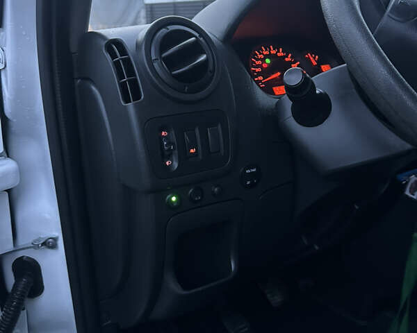 Белый Рено Мастер, объемом двигателя 2.3 л и пробегом 428 тыс. км за 17200 $, фото 13 на Automoto.ua