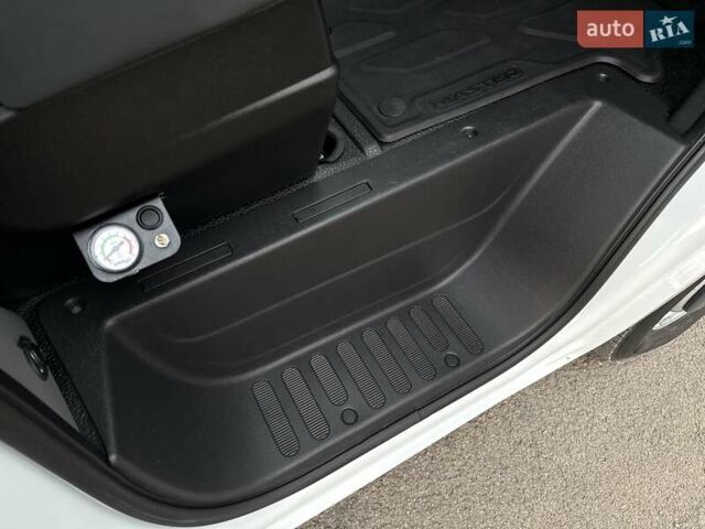 Білий Рено Мастєр, об'ємом двигуна 2.3 л та пробігом 363 тис. км за 17700 $, фото 58 на Automoto.ua