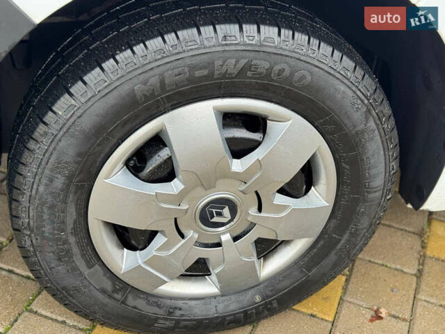 Белый Рено Мастер, объемом двигателя 2.3 л и пробегом 500 тыс. км за 17500 $, фото 29 на Automoto.ua