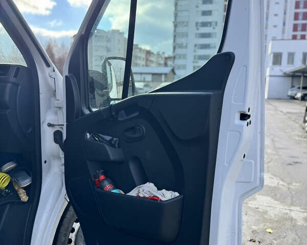 Белый Рено Мастер, объемом двигателя 2.3 л и пробегом 303 тыс. км за 23100 $, фото 2 на Automoto.ua