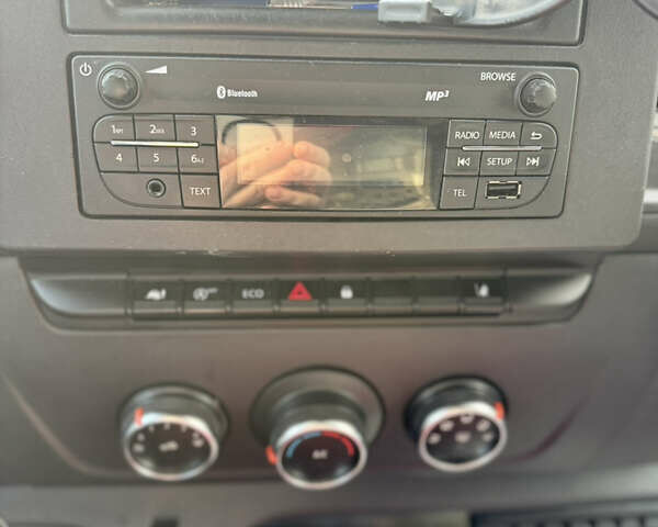 Белый Рено Мастер, объемом двигателя 2.3 л и пробегом 303 тыс. км за 23100 $, фото 9 на Automoto.ua