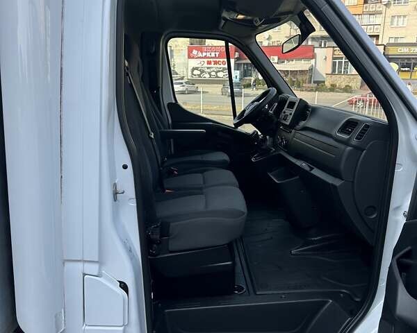 Белый Рено Мастер, объемом двигателя 2.3 л и пробегом 385 тыс. км за 18200 $, фото 26 на Automoto.ua