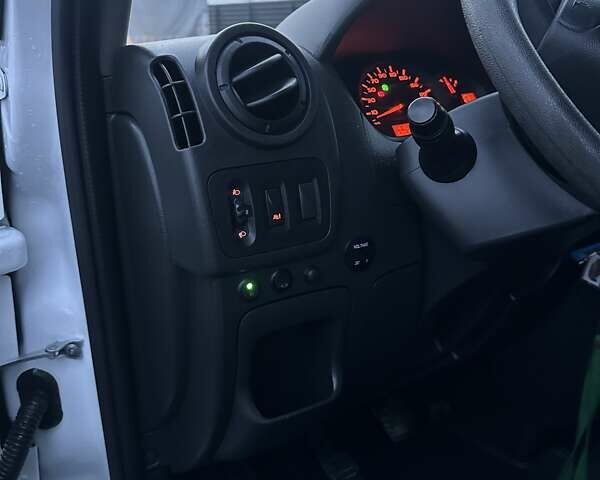 Белый Рено Мастер, объемом двигателя 2.3 л и пробегом 428 тыс. км за 17600 $, фото 13 на Automoto.ua