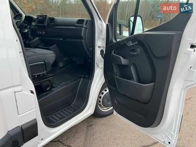 Белый Рено Мастер, объемом двигателя 2.3 л и пробегом 330 тыс. км за 21999 $, фото 77 на Automoto.ua