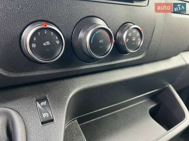 Белый Рено Мастер, объемом двигателя 2.3 л и пробегом 330 тыс. км за 21999 $, фото 75 на Automoto.ua