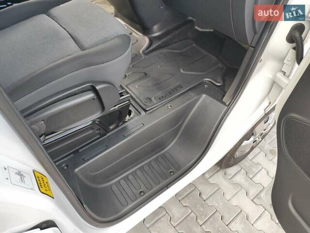 Белый Рено Мастер, объемом двигателя 2.3 л и пробегом 283 тыс. км за 19999 $, фото 34 на Automoto.ua