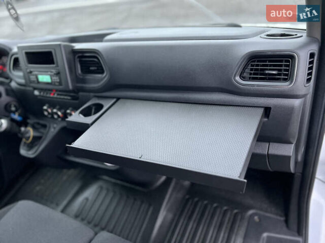 Белый Рено Мастер, объемом двигателя 2.3 л и пробегом 170 тыс. км за 19999 $, фото 24 на Automoto.ua