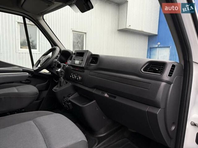 Белый Рено Мастер, объемом двигателя 2.3 л и пробегом 290 тыс. км за 19950 $, фото 60 на Automoto.ua
