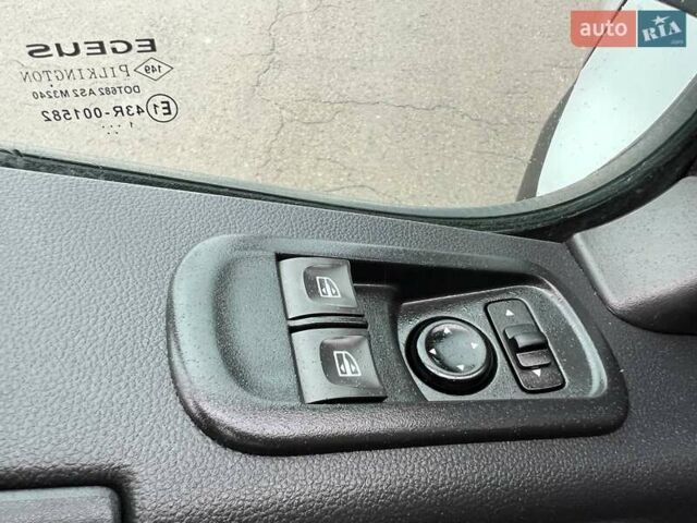 Белый Рено Мастер, объемом двигателя 2.3 л и пробегом 248 тыс. км за 21500 $, фото 54 на Automoto.ua