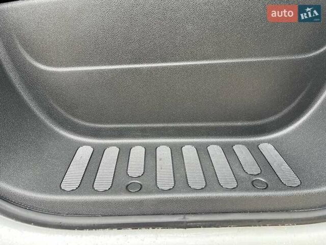 Белый Рено Мастер, объемом двигателя 2.3 л и пробегом 330 тыс. км за 21999 $, фото 76 на Automoto.ua