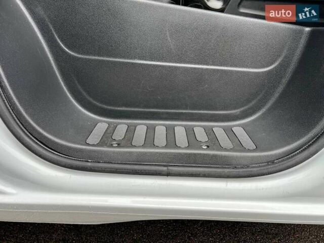 Белый Рено Мастер, объемом двигателя 2.3 л и пробегом 248 тыс. км за 21500 $, фото 52 на Automoto.ua