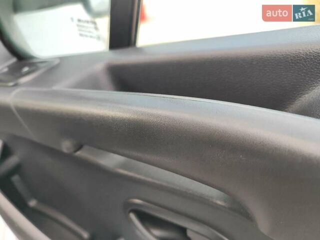 Белый Рено Мастер, объемом двигателя 2.3 л и пробегом 283 тыс. км за 19999 $, фото 17 на Automoto.ua