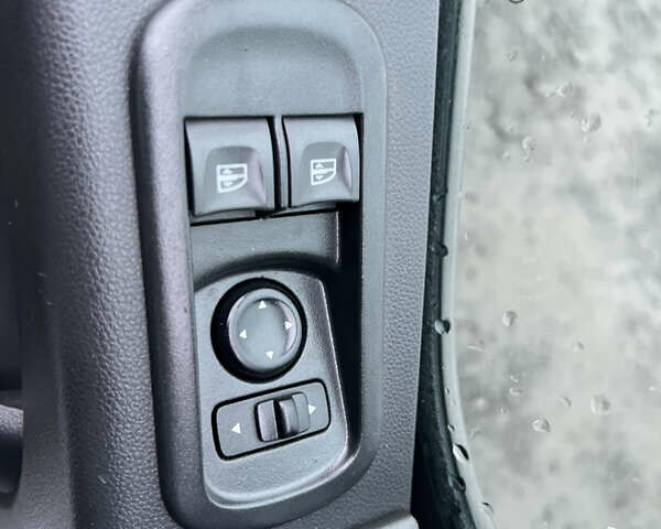 Белый Рено Мастер, объемом двигателя 2.3 л и пробегом 170 тыс. км за 19999 $, фото 22 на Automoto.ua