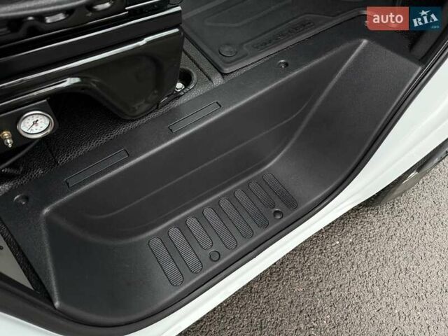 Белый Рено Мастер, объемом двигателя 2.3 л и пробегом 290 тыс. км за 19950 $, фото 54 на Automoto.ua