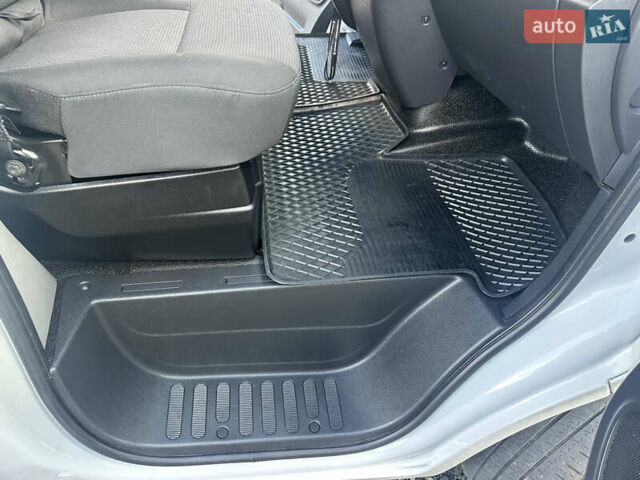 Белый Рено Мастер, объемом двигателя 2.3 л и пробегом 420 тыс. км за 20200 $, фото 26 на Automoto.ua