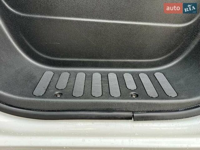 Белый Рено Мастер, объемом двигателя 2.3 л и пробегом 330 тыс. км за 21999 $, фото 68 на Automoto.ua