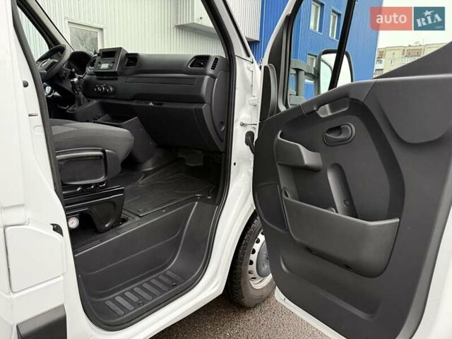 Белый Рено Мастер, объемом двигателя 2.3 л и пробегом 290 тыс. км за 19950 $, фото 55 на Automoto.ua