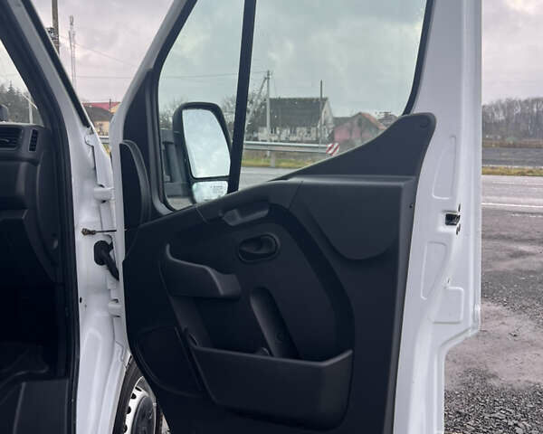 Белый Рено Мастер, объемом двигателя 2.3 л и пробегом 170 тыс. км за 19999 $, фото 40 на Automoto.ua