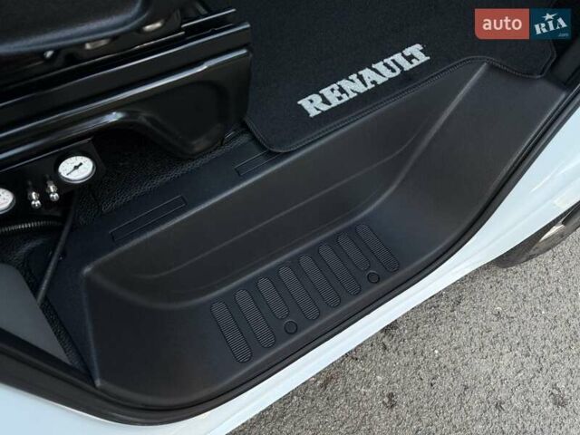 Белый Рено Мастер, объемом двигателя 2.3 л и пробегом 281 тыс. км за 21500 $, фото 61 на Automoto.ua