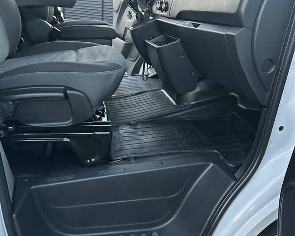 Белый Рено Мастер, объемом двигателя 2.3 л и пробегом 342 тыс. км за 19999 $, фото 29 на Automoto.ua