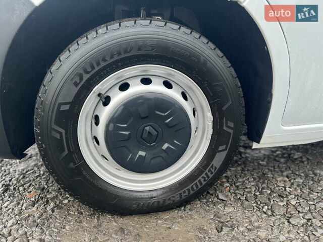 Белый Рено Мастер, объемом двигателя 2.3 л и пробегом 170 тыс. км за 19999 $, фото 16 на Automoto.ua