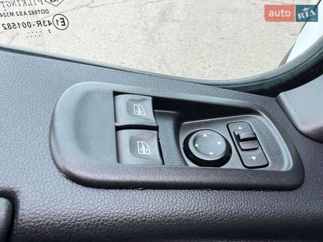 Белый Рено Мастер, объемом двигателя 2.3 л и пробегом 281 тыс. км за 22850 $, фото 64 на Automoto.ua