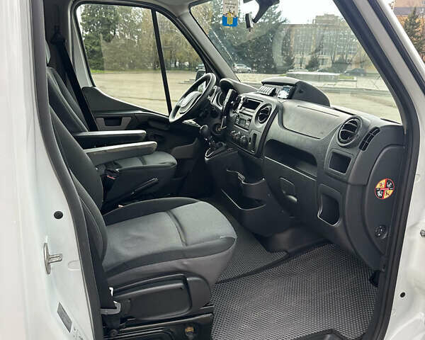 Белый Рено Мастер, объемом двигателя 2.3 л и пробегом 320 тыс. км за 18000 $, фото 6 на Automoto.ua
