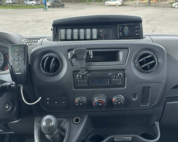 Белый Рено Мастер, объемом двигателя 2.3 л и пробегом 320 тыс. км за 18000 $, фото 8 на Automoto.ua