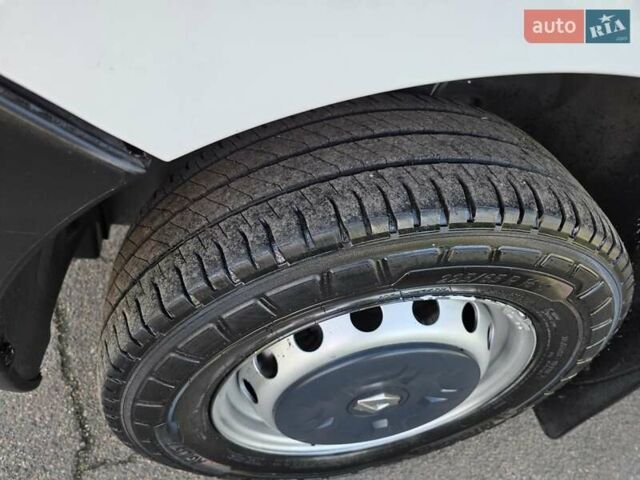 Белый Рено Мастер, объемом двигателя 2.3 л и пробегом 177 тыс. км за 19900 $, фото 21 на Automoto.ua