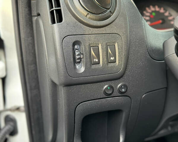 Рено Мастер 2015 в Киеве на Automoto.ua Белый Рено Мастер, объемом двигателя 2.3 л и пробегом 519 тыс. км за 16500 $, фото 78 на Automoto.ua