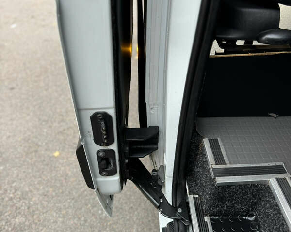 Рено Мастер 2015 в Киеве на Automoto.ua Белый Рено Мастер, объемом двигателя 2.3 л и пробегом 519 тыс. км за 16500 $, фото 46 на Automoto.ua