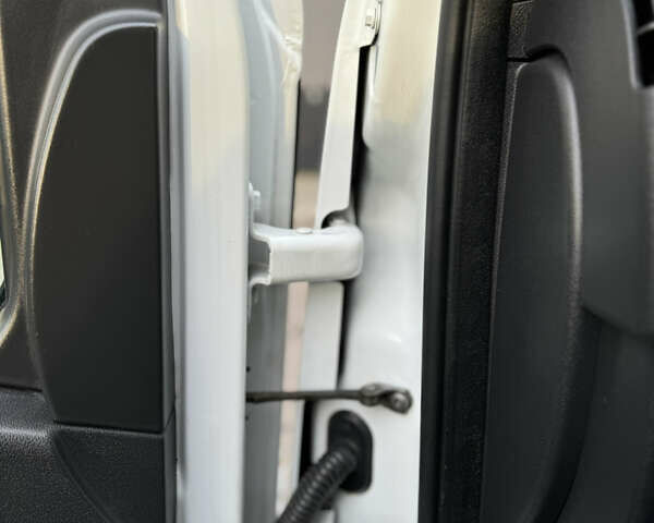 Рено Мастер 2015 в Киеве на Automoto.ua Белый Рено Мастер, объемом двигателя 2.3 л и пробегом 519 тыс. км за 16500 $, фото 76 на Automoto.ua