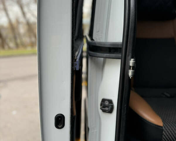 Рено Мастер 2015 в Киеве на Automoto.ua Белый Рено Мастер, объемом двигателя 2.3 л и пробегом 519 тыс. км за 16500 $, фото 47 на Automoto.ua