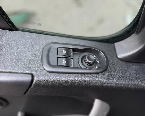 Рено Мастер 2015 в Киеве на Automoto.ua Белый Рено Мастер, объемом двигателя 2.3 л и пробегом 519 тыс. км за 16500 $, фото 75 на Automoto.ua