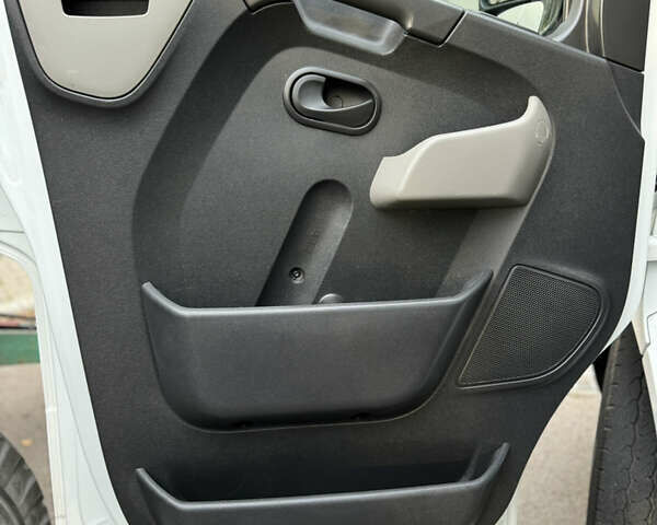 Рено Мастер 2015 в Киеве на Automoto.ua Белый Рено Мастер, объемом двигателя 2.3 л и пробегом 519 тыс. км за 16500 $, фото 74 на Automoto.ua