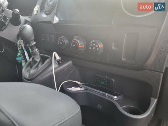 Белый Рено Мастер, объемом двигателя 2.3 л и пробегом 179 тыс. км за 23000 $, фото 11 на Automoto.ua