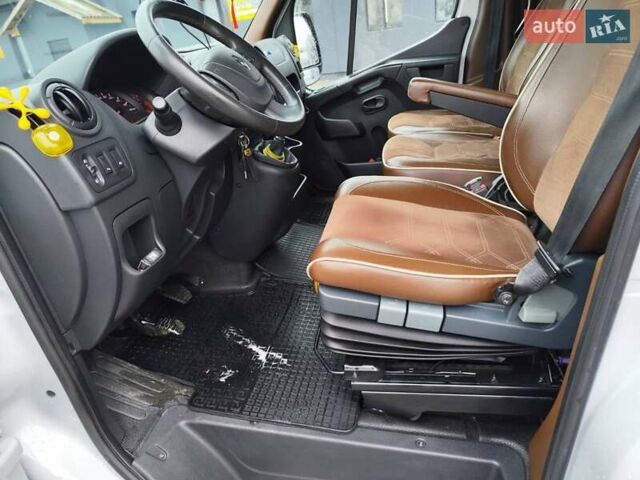 Белый Рено Мастер, объемом двигателя 2.3 л и пробегом 257 тыс. км за 27000 $, фото 7 на Automoto.ua
