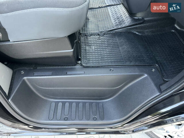 Черный Рено Мастер, объемом двигателя 2.3 л и пробегом 198 тыс. км за 21600 $, фото 54 на Automoto.ua