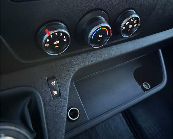 Черный Рено Мастер, объемом двигателя 2.3 л и пробегом 156 тыс. км за 24200 $, фото 30 на Automoto.ua