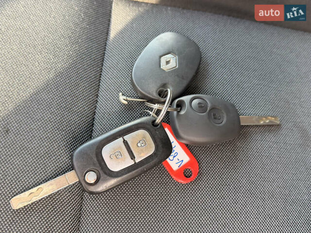 Черный Рено Мастер, объемом двигателя 2.3 л и пробегом 225 тыс. км за 18990 $, фото 12 на Automoto.ua