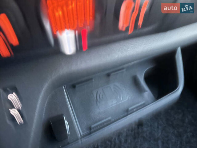 Красный Рено Мастер, объемом двигателя 2.3 л и пробегом 216 тыс. км за 31500 $, фото 24 на Automoto.ua