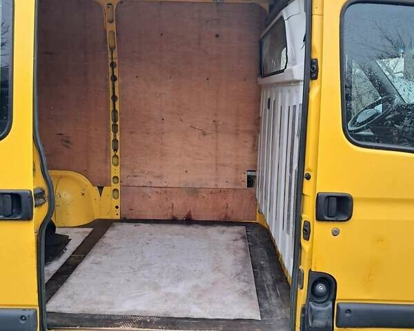 Желтый Рено Мастер, объемом двигателя 2.5 л и пробегом 465 тыс. км за 4900 $, фото 8 на Automoto.ua
