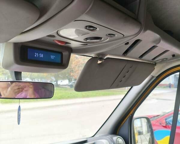 Желтый Рено Мастер, объемом двигателя 2.3 л и пробегом 261 тыс. км за 11900 $, фото 5 на Automoto.ua