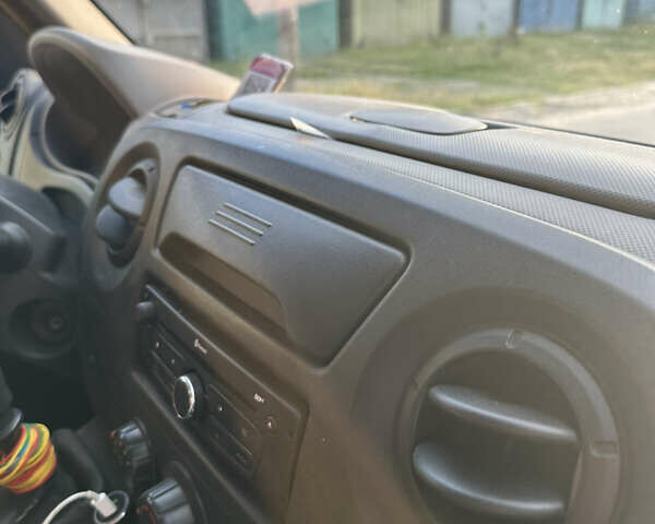 Желтый Рено Мастер, объемом двигателя 2.46 л и пробегом 417 тыс. км за 13000 $, фото 8 на Automoto.ua